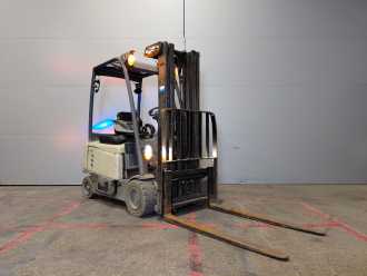 Chariot élévateur d'occasion CROWN SCF6040-18 ELEKTRO VIERRADFRONTSTAPLER (13037347)