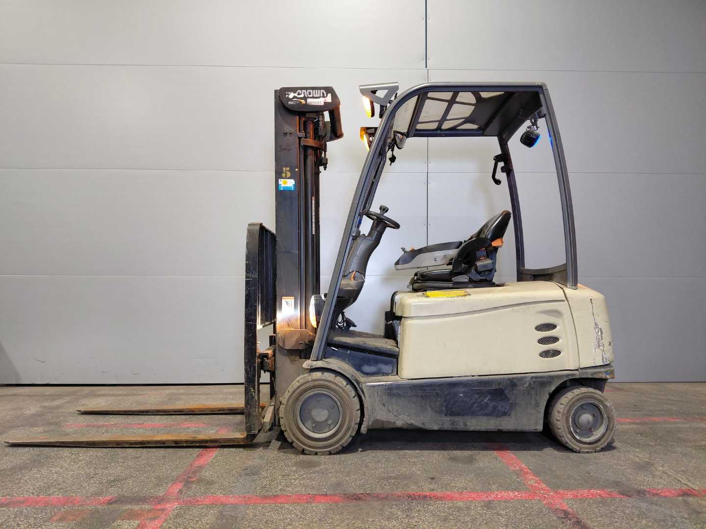 Chariot élévateur d'occasion CROWN SCF6040-18 ELEKTRO VIERRADFRONTSTAPLER (13037347)