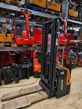 Chariot élévateur d'occasion DOOSAN BSL 16N ELEKTRO HOCHHUBWAGENDEICHSEL (13001885)