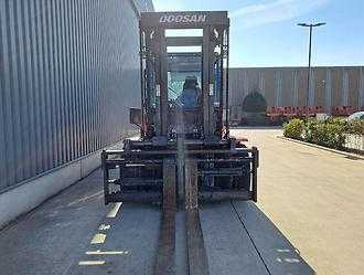 Chariot élévateur d'occasion DOOSAN D130S-5 DIESEL VIERRADFRONTSTAPLER (13073737)