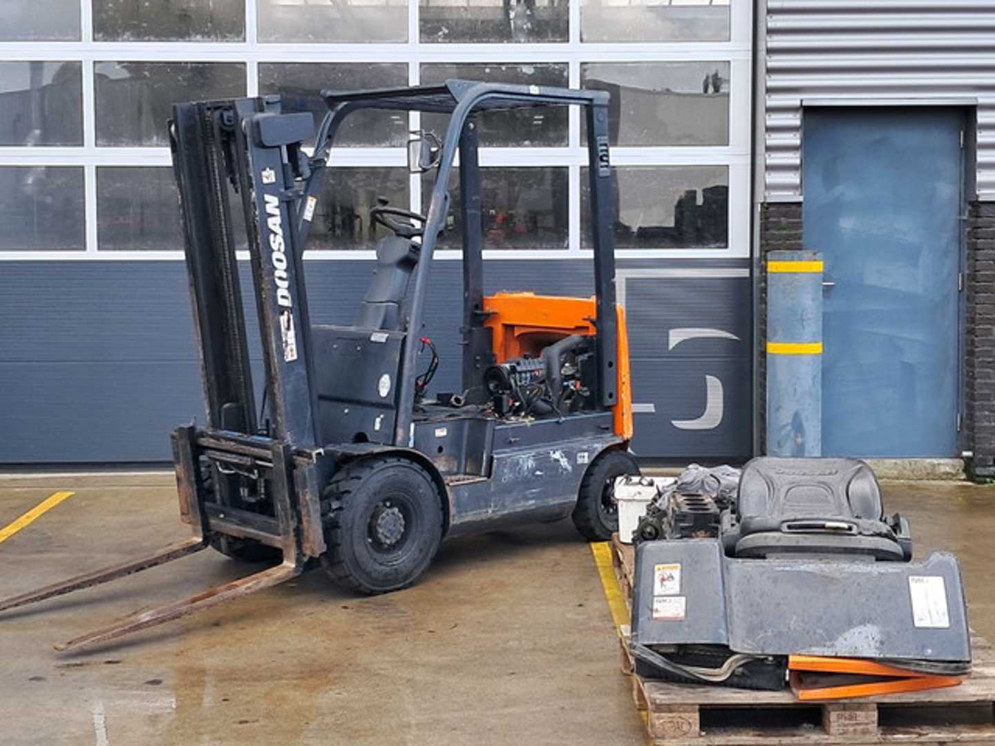 Chariot élévateur d'occasion DOOSAN D15S-5 DIESEL VIERRADFRONTSTAPLER (13073357)