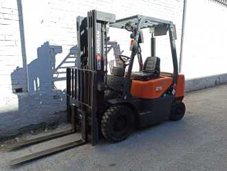 Chariot élévateur d'occasion DOOSAN D25G DIESEL VIERRADFRONTSTAPLER (13068541) backdrop