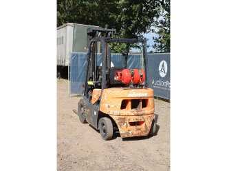 Chariot élévateur d'occasion DOOSAN G25G GAS VIERRADFRONTSTAPLER (13065086)