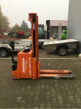 Chariot élévateur d'occasion DOOSAN LEDS 16 I ELEKTRO HOCHHUBWAGENDEICHSEL (13011439) backdrop