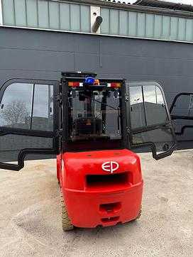 Chariot élévateur d'occasion EP EFXZ301-H Lithium Ionen ELEKTRO VIERRADFRONTSTAPLER (13034764)