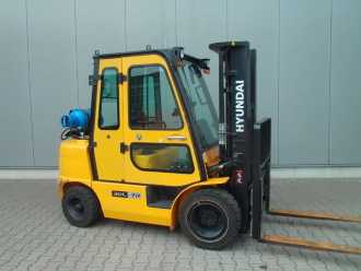 Chariot élévateur d'occasion HYUNDAI 30L-7A GAS VIERRADFRONTSTAPLER (13074625)