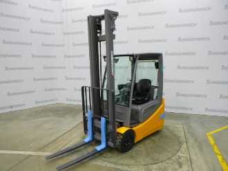 Chariot élévateur d'occasion JUNGHEINRICH EFG 216k SP GE 100-450 ZT ELEKTRO VIERRADFRONTSTAPLER (12955599) backdrop