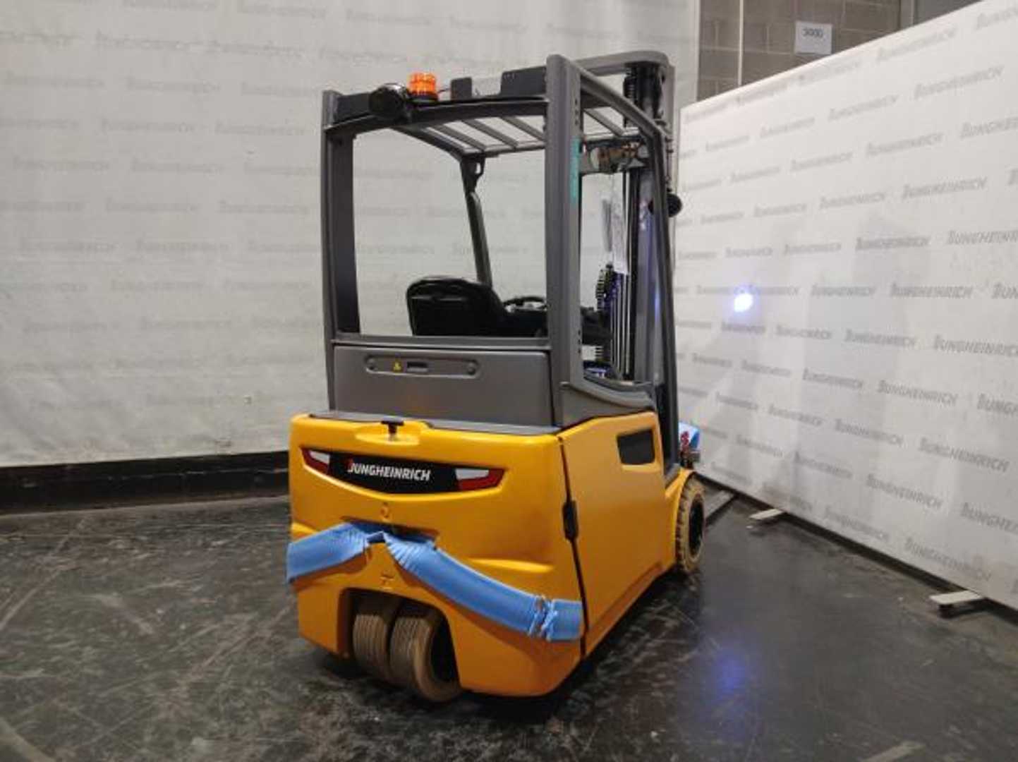 Chariot élévateur d'occasion JUNGHEINRICH EFG 218 SP G+E 115 550 DZ ELEKTRO VIERRADFRONTSTAPLER (13056261)