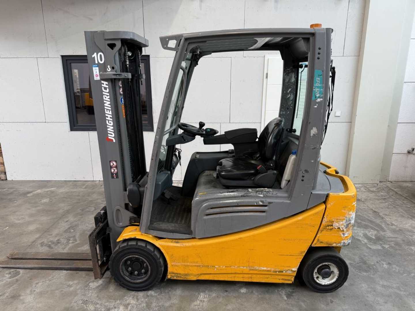Chariot élévateur d'occasion JUNGHEINRICH EFG 320 / Halbkabine / STVZO ELEKTRO VIERRADFRONTSTAPLER (13065366)