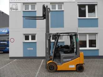 Chariot élévateur d'occasion JUNGHEINRICH EFG 430k - weiße Reifen - wenig Stunden ELEKTRO VIERRADFRONTSTAPLER (12865557)