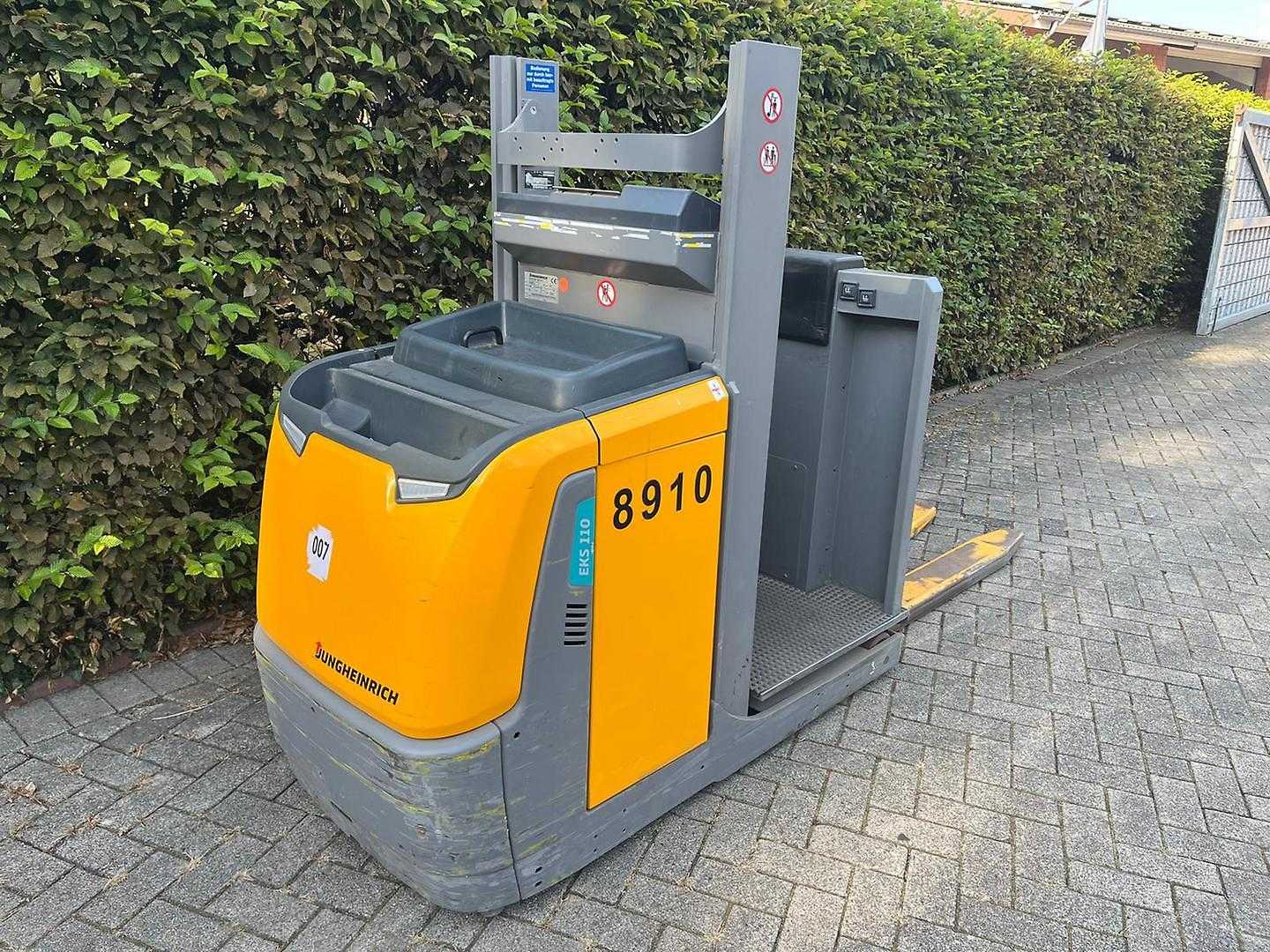 Chariot élévateur d'occasion JUNGHEINRICH EKS 110 Z 100 E ELEKTRO HOCHHUBWAGENFAHRERSTAND (13015676)