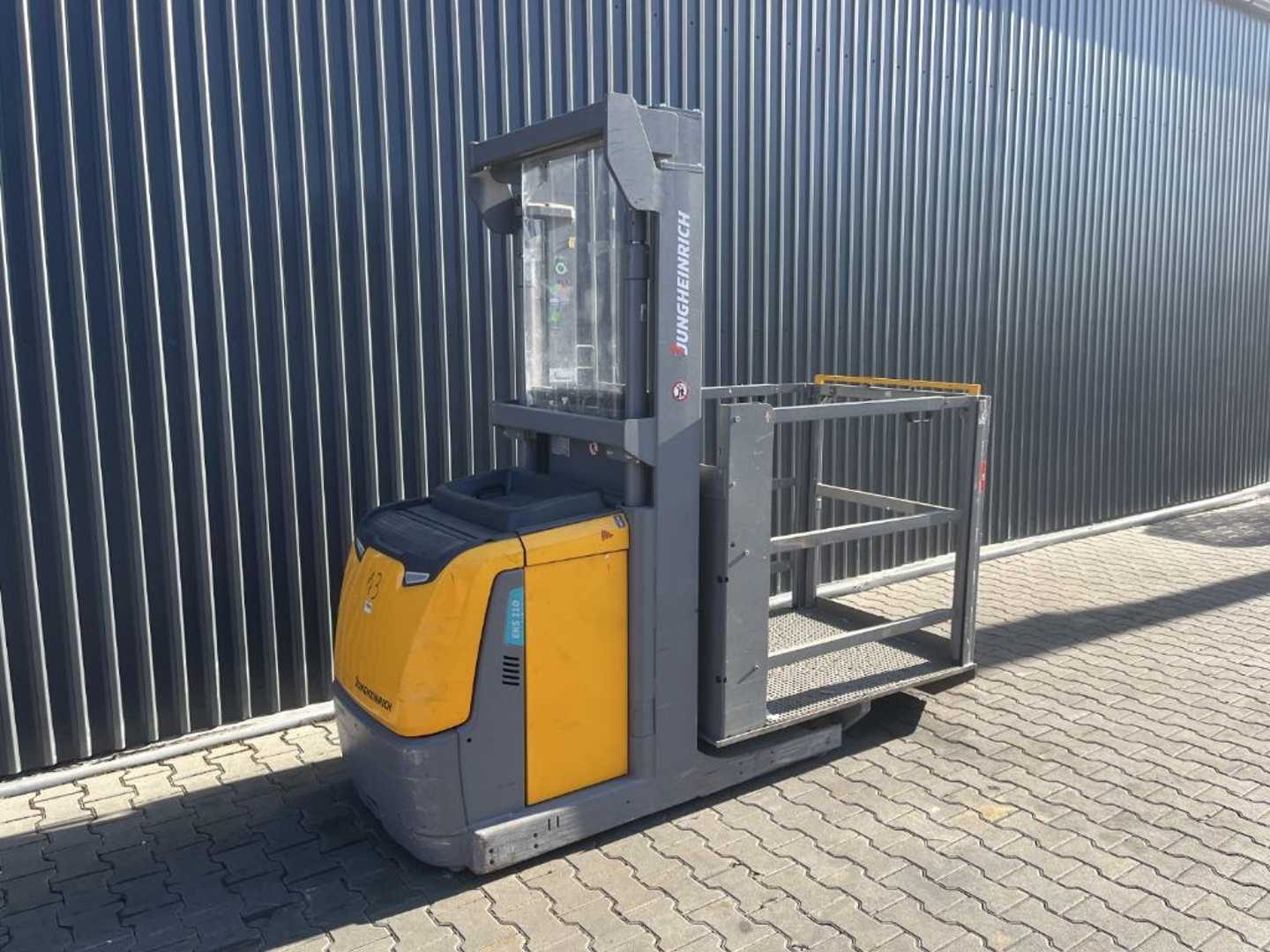 Chariot élévateur d'occasion JUNGHEINRICH EKS110 ELEKTRO MITTELHUBKOMMISSIONIERER (13060729)