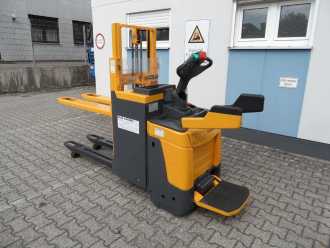 Chariot élévateur d'occasion JUNGHEINRICH ERD 220 - NEUE Batterie - Plattform klappbar ELEKTRO HOCHHUBWAGENDEICHSEL (13064902)