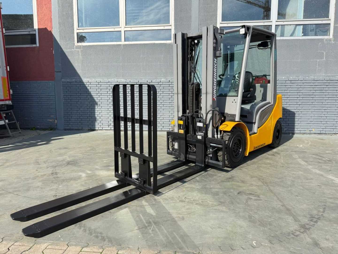 Chariot élévateur d'occasion JUNGHEINRICH TFG 425s Baujahr 2019/ Triplexmast Schubgabel GAS VIERRADFRONTSTAPLER (13030619)