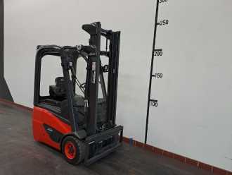 Chariot élévateur d'occasion LINDE E 12 EVO ELEKTRO DREIRADFRONTSTAPLER (13063708)