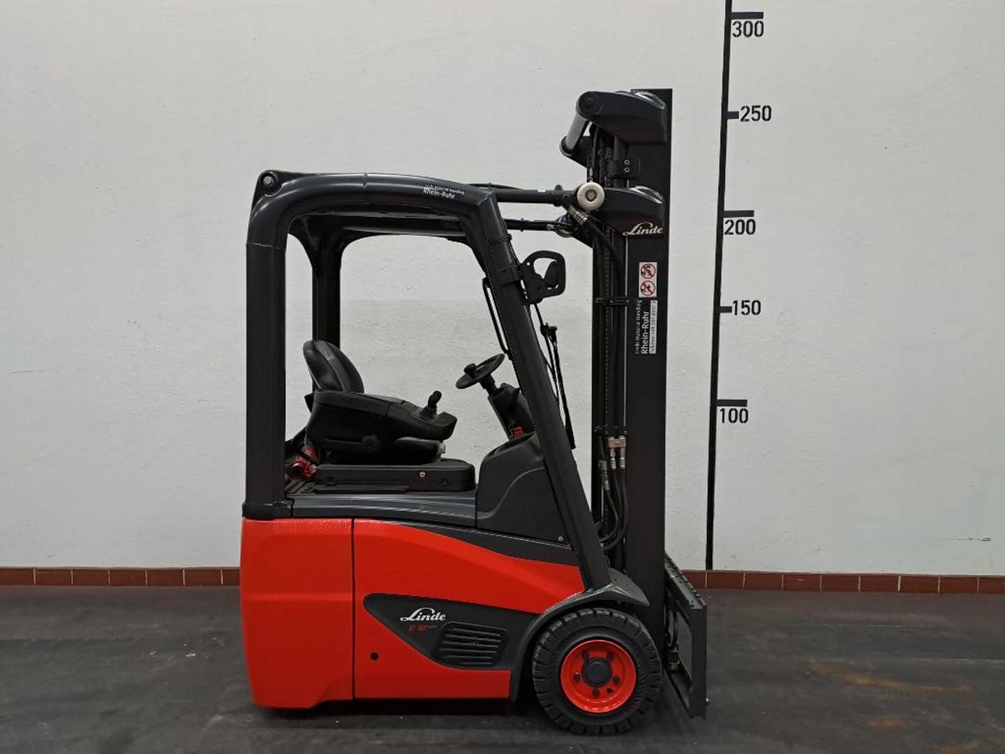 Chariot élévateur d'occasion LINDE E 12 EVO ELEKTRO DREIRADFRONTSTAPLER (13063709)