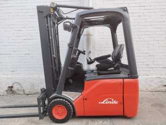 Chariot élévateur d'occasion LINDE E 14-00 ELEKTRO DREIRADFRONTSTAPLER (13066052)