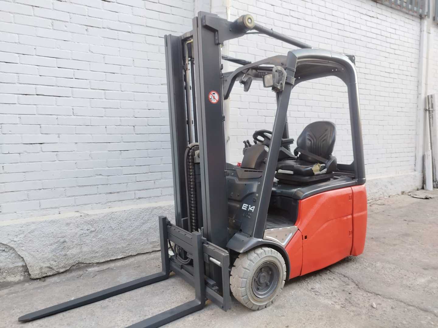 Chariot élévateur d'occasion LINDE E 14-01 ELEKTRO DREIRADFRONTSTAPLER (13067349)
