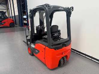 Chariot élévateur d'occasion LINDE E 14-02 ELEKTRO VIERRADFRONTSTAPLER (13050926)