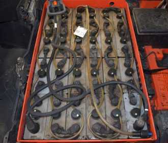 Chariot élévateur d'occasion LINDE E 14 EVO 386-02 ELEKTRO DREIRADFRONTSTAPLER (12945814)
