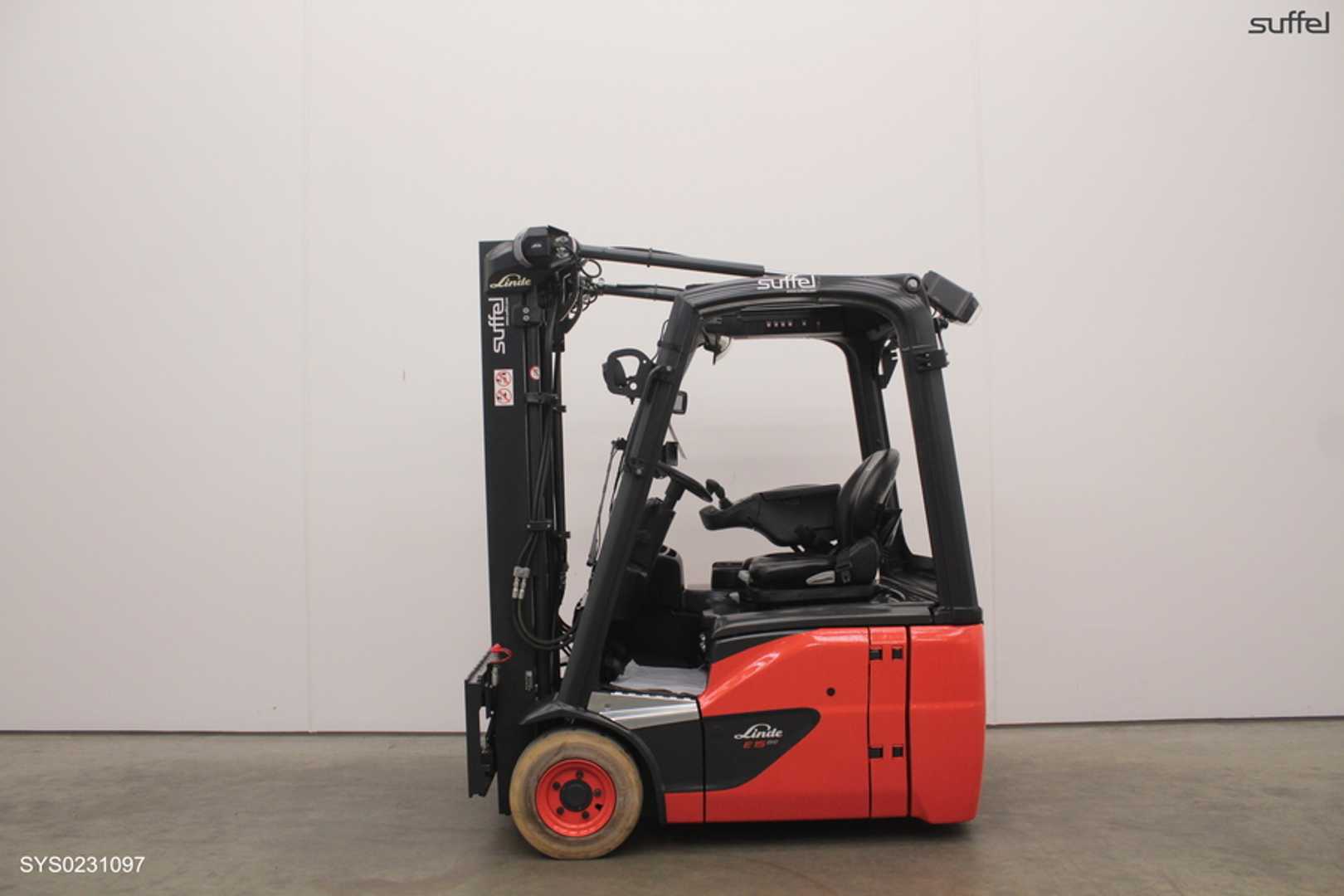 Chariot élévateur d'occasion LINDE E 15 ELEKTRO DREIRADFRONTSTAPLER (13036216)