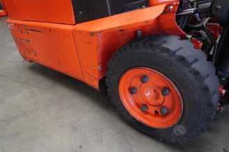 Chariot élévateur d'occasion LINDE E 15 Z 324 ELEKTRO DREIRADFRONTSTAPLER (13068119)