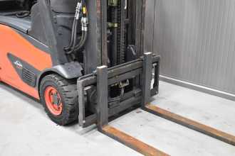 Chariot élévateur d'occasion LINDE E 16 - 02 /58650/ ELEKTRO DREIRADFRONTSTAPLER (13074553)