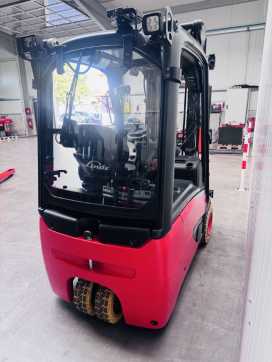 Chariot élévateur d'occasion LINDE E 16-02 Triplex ELEKTRO DREIRADFRONTSTAPLER (13067153)