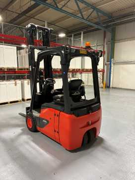 Chariot élévateur d'occasion LINDE E 16 C EVO ELEKTRO DREIRADFRONTSTAPLER (13074666)