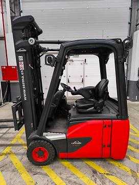 Chariot élévateur d'occasion LINDE E 16 C LITIO  ELEKTRO DREIRADFRONTSTAPLER (13036013) backdrop