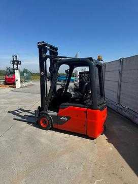 Chariot élévateur d'occasion LINDE E 16 ELEKTRO DREIRADFRONTSTAPLER (13039615)