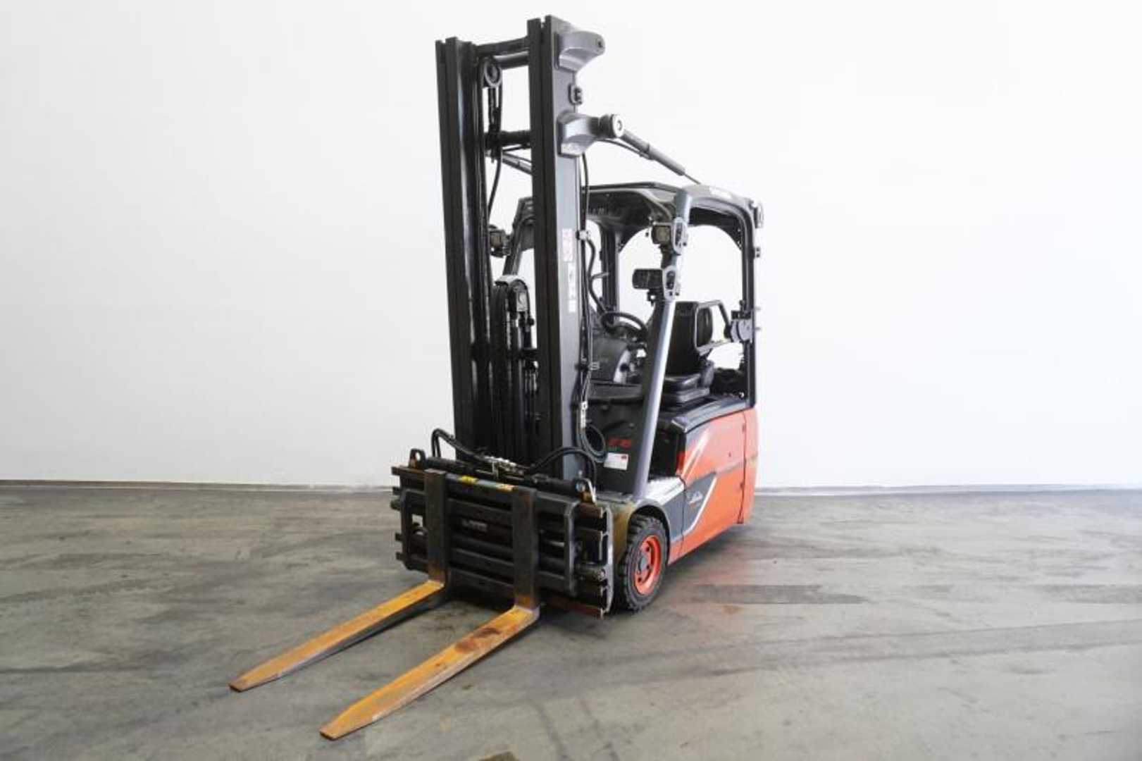 Chariot élévateur d'occasion LINDE E 16 EVO 386-02 ELEKTRO DREIRADFRONTSTAPLER (13067203)