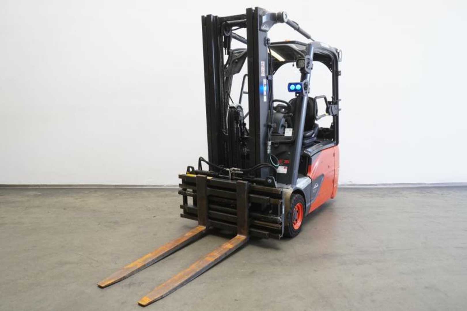 Chariot élévateur d'occasion LINDE E 16 EVO 386-02 ELEKTRO DREIRADFRONTSTAPLER (13069481)