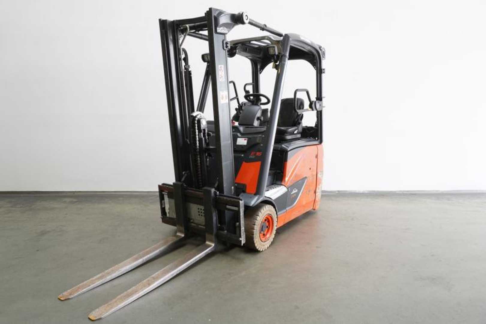 Chariot élévateur d'occasion LINDE E 16 H EVO 386-02 ELEKTRO DREIRADFRONTSTAPLER (12986544)