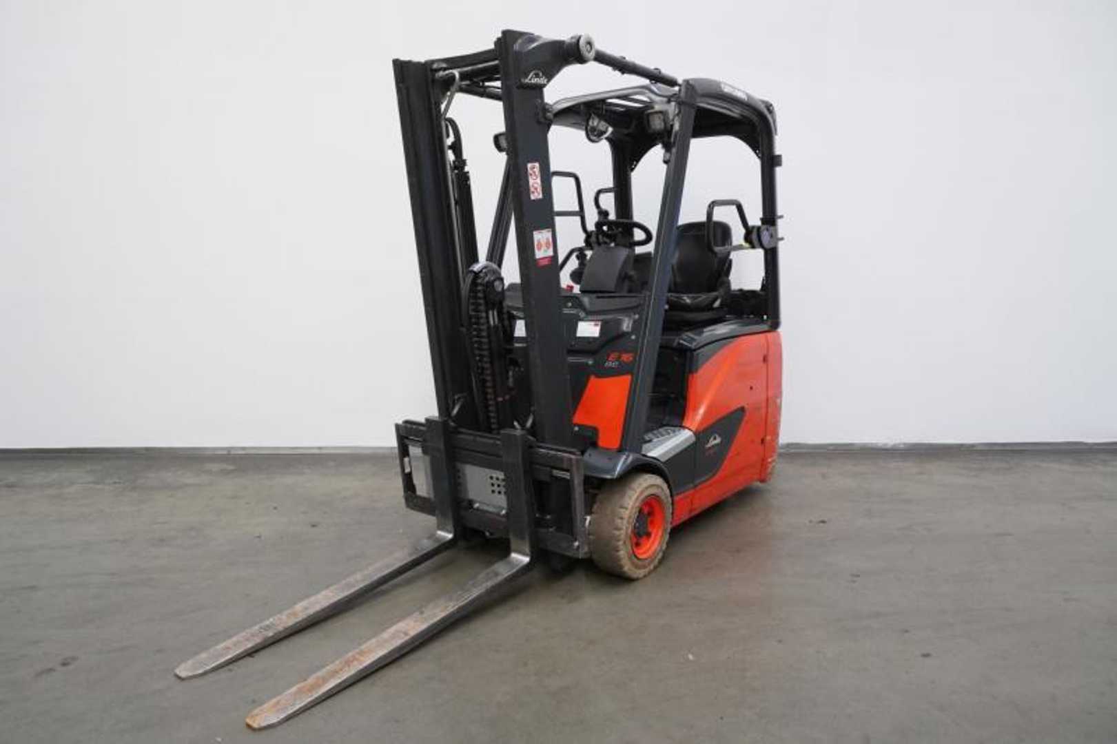 Chariot élévateur d'occasion LINDE E 16 H EVO 386-02 ELEKTRO DREIRADFRONTSTAPLER (12996487)