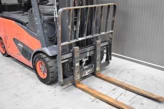 Chariot élévateur d'occasion LINDE E 16 P - 02 /58646/ ELEKTRO VIERRADFRONTSTAPLER (13074550)