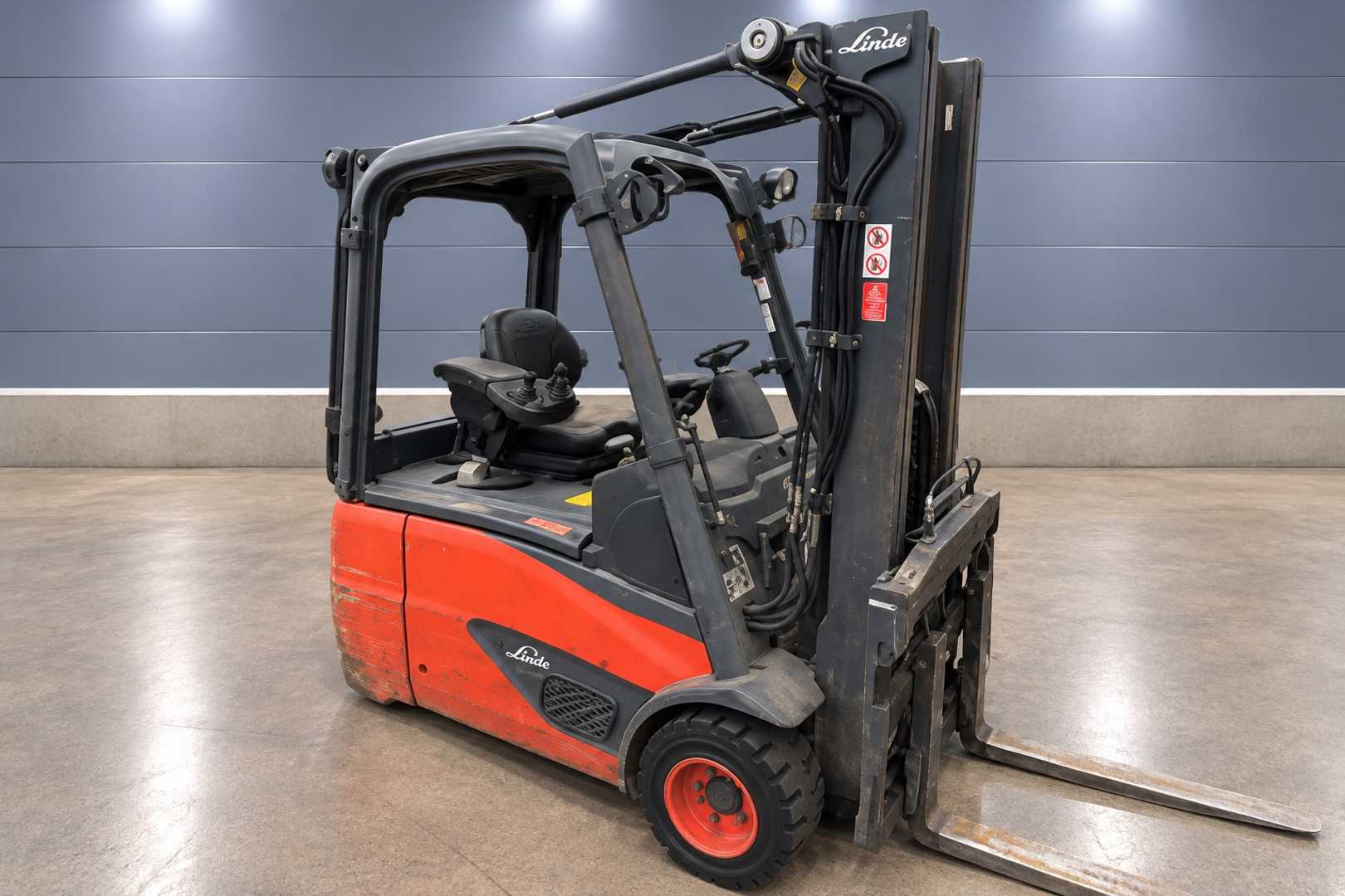 Chariot élévateur d'occasion LINDE E 18 - 01 /58692/ ELEKTRO DREIRADFRONTSTAPLER (13074592)