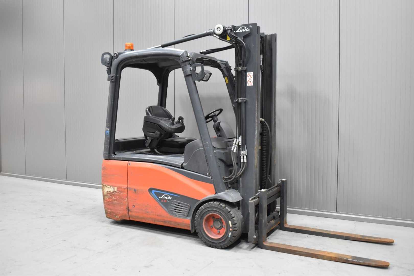 Chariot élévateur d'occasion LINDE E 18 - 02 /58611/ ELEKTRO DREIRADFRONTSTAPLER (13071836)