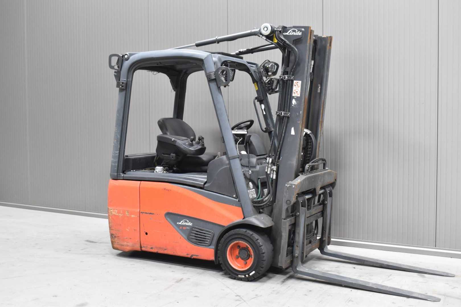 Chariot élévateur d'occasion LINDE E 18 - 02 /58691/ ELEKTRO DREIRADFRONTSTAPLER (13074752)