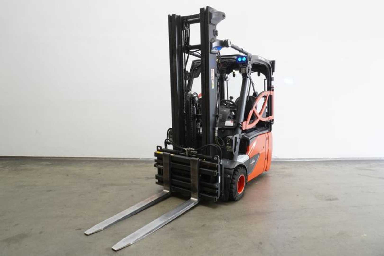 Chariot élévateur d'occasion LINDE E 18 EVO 386-02 ELEKTRO DREIRADFRONTSTAPLER (13069101)