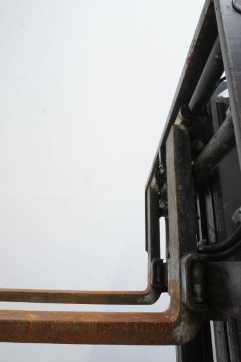 Chariot élévateur d'occasion LINDE E 18 EVO ION 386-02 ELEKTRO DREIRADFRONTSTAPLER (13012429)
