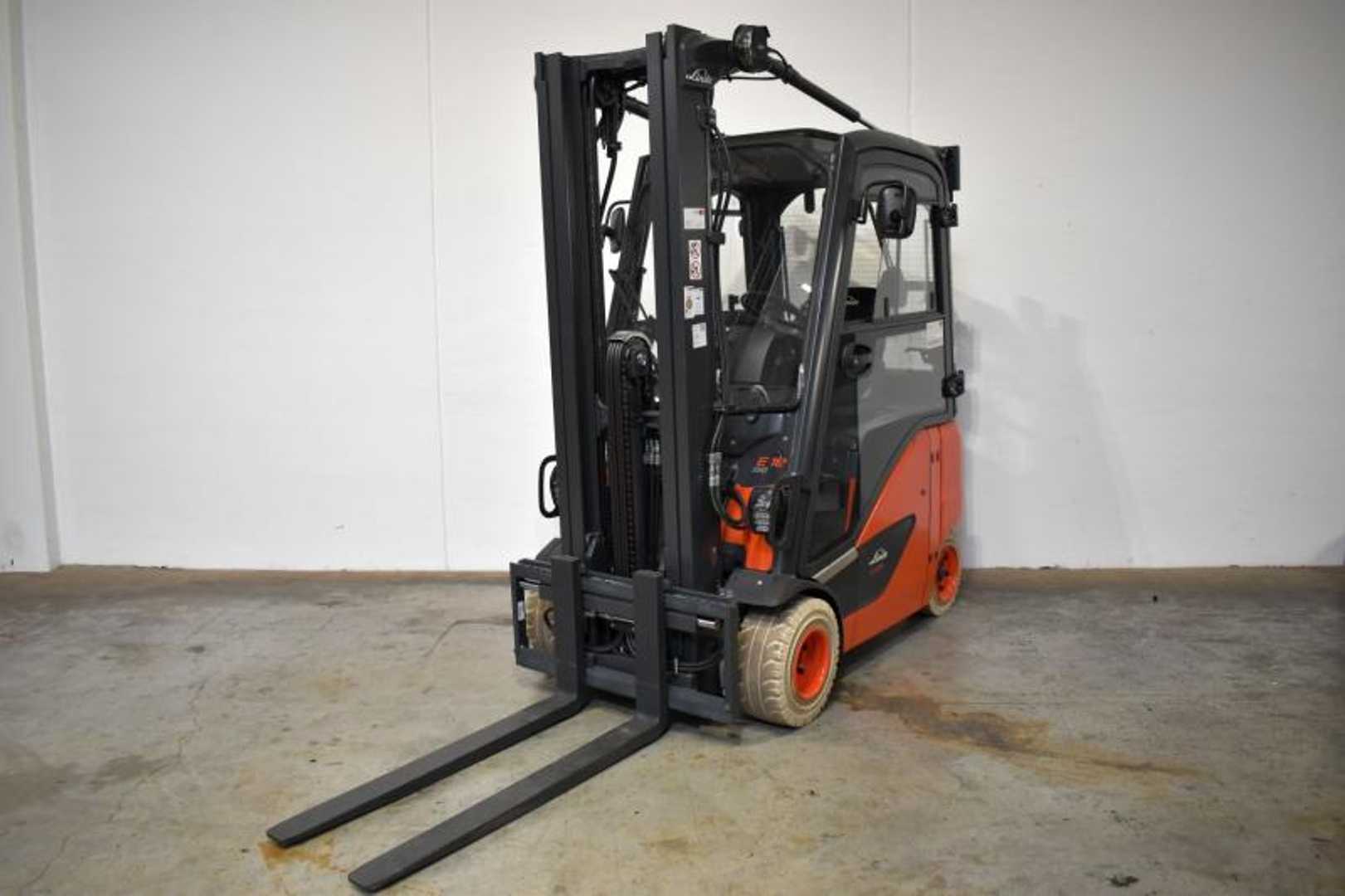 Chariot élévateur d'occasion LINDE E 18 PH EVO 386-02 ELEKTRO VIERRADFRONTSTAPLER (13068140)
