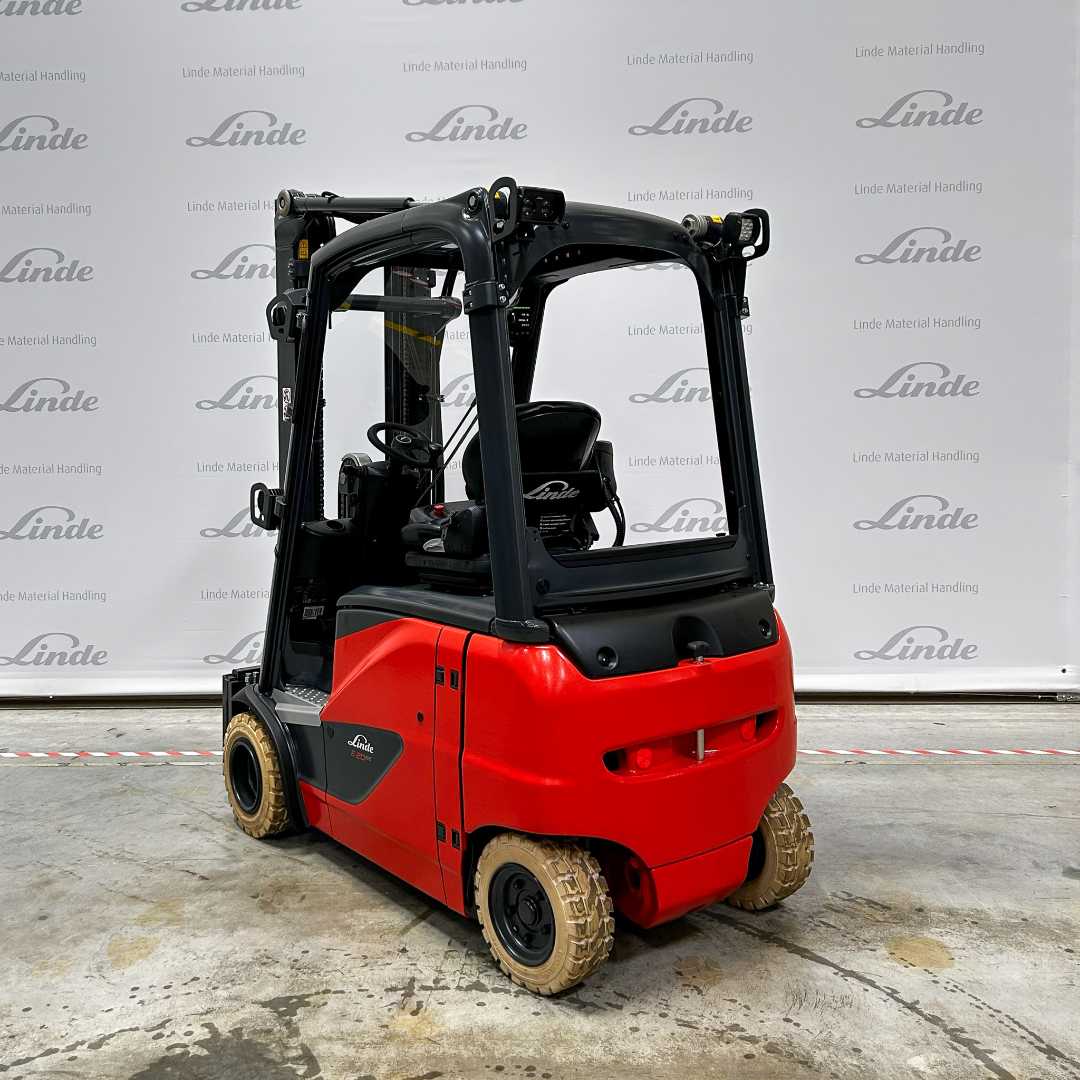Chariot élévateur d'occasion LINDE E 20 PH EVO ELEKTRO VIERRADFRONTSTAPLER (13073556)