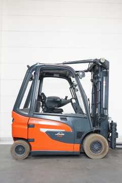 Chariot élévateur d'occasion LINDE E 25 1252-01 ELEKTRO VIERRADFRONTSTAPLER (13041205)
