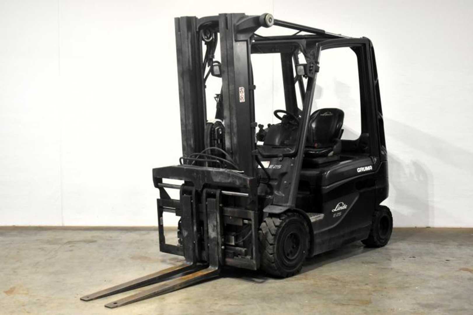 Chariot élévateur d'occasion LINDE E 25 387-01 ELEKTRO VIERRADFRONTSTAPLER (13021745)