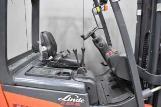 Chariot élévateur d'occasion LINDE E 25 SL /51138/ ELEKTRO VIERRADFRONTSTAPLER (12967609)