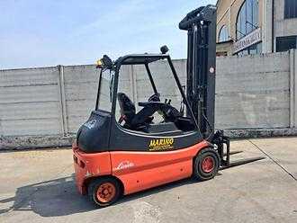 Chariot élévateur d'occasion LINDE E 30 ELEKTRO VIERRADFRONTSTAPLER (13037529)