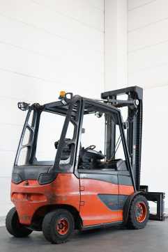 Chariot élévateur d'occasion LINDE E 40/600 H 388 ELEKTRO VIERRADFRONTSTAPLER (13066259)