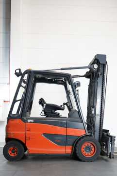 Chariot élévateur d'occasion LINDE E 40/600 H 388 ELEKTRO VIERRADFRONTSTAPLER (13066259)