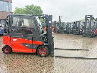 Chariot élévateur d'occasion LINDE E 50 L Container  ELEKTRO VIERRADFRONTSTAPLER (13041156)